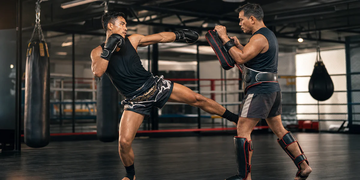Enchaînements Muay Thai : les combos qui tiennent sous pression